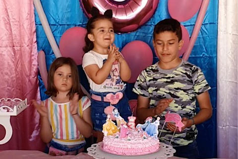 ¡Están grandes! Así lucen las hermanas virales por pelea en pleno cumpleaños