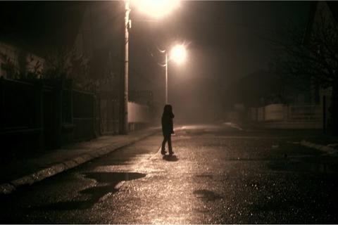 La silueta de un 'niño fantasma' captado en foto de reunión de amigos en la Bethania