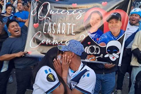 ¡Dijo que sí! La propuesta de matrimonio en las afueras del estadio