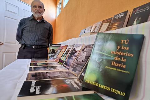 Conoce al escritor que recorre Guatemala para transformar tus historias en novelas