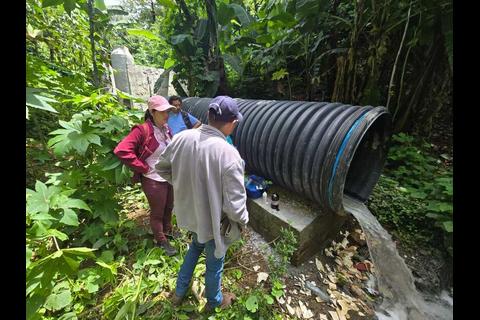 Descargas de aguas residuales ponen en riesgo al lago Atitlán