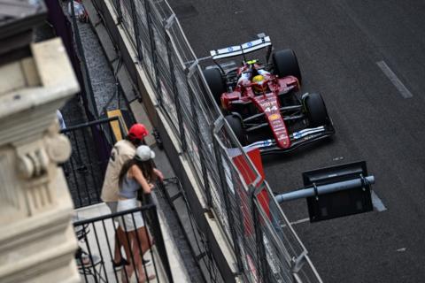 Ferrari levanta la mano para ponersela complicada a McLaren en Bakú