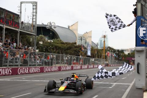 Verstappen se luce en Bakú y gana el Gran Premio de Azerbaiyán