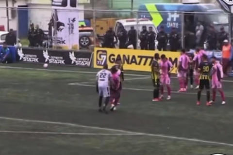 Se&ntilde;alan a portero de Aurora de acci&oacute;n obscena contra jugador de Mixco