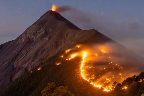 Advierten a turistas y escaladores sobre el volc&aacute;n de Fuego