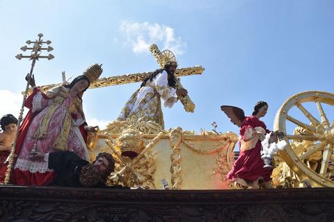 La procesi&oacute;n de Jes&uacute;s Nazareno del Perd&oacute;n de San Francisco El Grande recorre Antigua