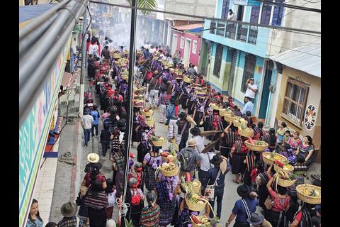Color y fervor: San Juan La Laguna celebra la tradicional Tra&iacute;da de Frutas