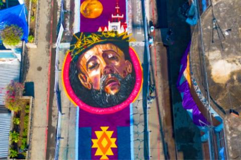 La alfombra que llen&oacute; de arte y color a San Pedro Sacatep&eacute;quez