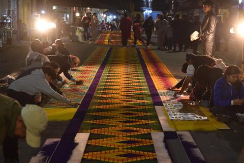 Antig&uuml;e&ntilde;os amanecen elaborando alfombras este Viernes Santo