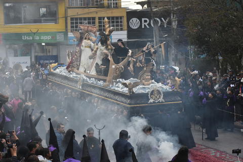 Jes&uacute;s Nazareno del Calvario recorre Santa Cruz del Quich&eacute; bajo la lluvia