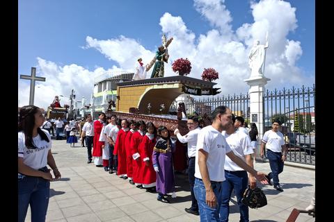 Jes&uacute;s Nazareno recorre San Pedro Sacatep&eacute;quez en procesi&oacute;n infantil