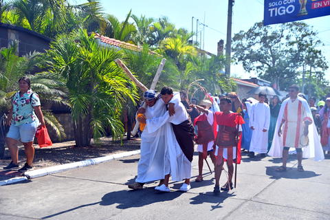 Iztapa se estremece con la Pasi&oacute;n de Cristo bajo el sol de este Viernes Santo