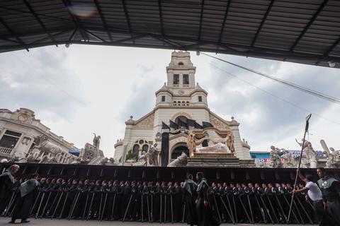 Devoci&oacute;n bajo la lluvia: multitud acompa&ntilde;a procesi&oacute;n de Jes&uacute;s Yacente 