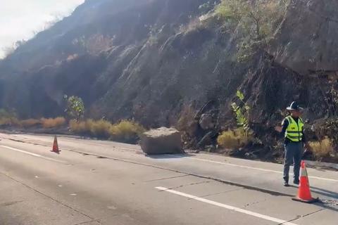 Roca se desprende de talud en Ruta al Atl&aacute;ntico
