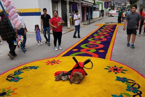 Lluvias arrastran alfombras de aserr&iacute;n elaboradas en Jalapa este Viernes Santo