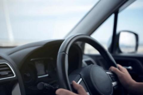 Conductor es sorprendido ebrio mientras conduc&iacute;a (video)