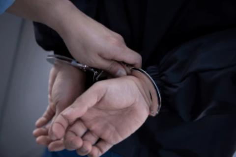 Pobladores retienen a hombre que habr&iacute;a abusado de una menor