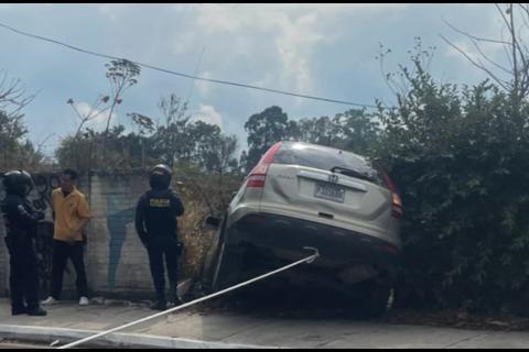 Auto queda al borde de un barranco en Villa Nueva