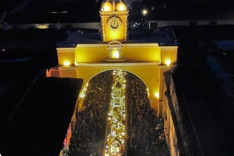 Creyentes muestran gran fervor durante la procesi&oacute;n del Se&ntilde;or Sepultado (video)