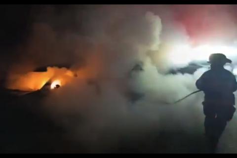 &iexcl;En llamas! Auto se incendia en Santa Luc&iacute;a Milpas Altas (video)