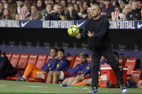 Hansi Flick tras ganar al Atl&eacute;tico: 'La Liga no est&aacute; terminada, queda trabajo'