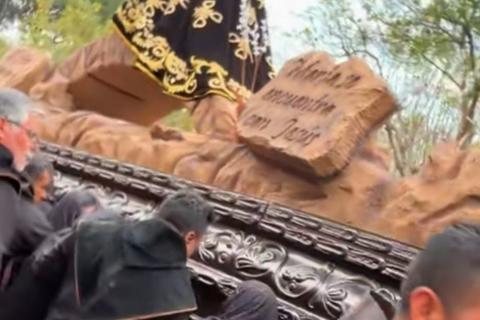 Anda procesional sufre percance durante su recorrido (video)