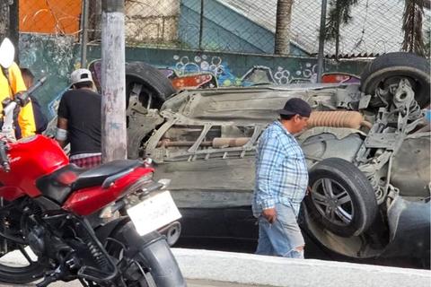 Conductor pierde control y vuelca en el Perif&eacute;rico