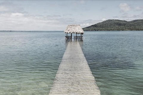 Lancha da vuelta en el Lago Pet&eacute;n Itz&aacute; con cuatro personas a bordo
