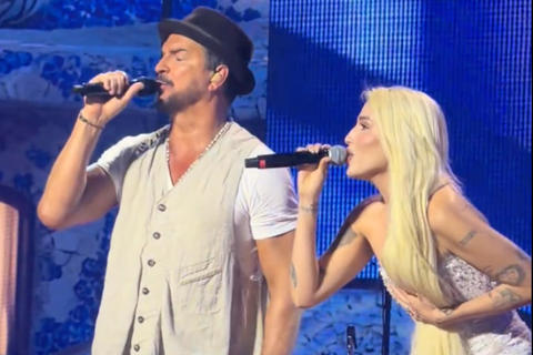 El regalo que Elena Rose le dio a Ricardo Arjona en un concierto 