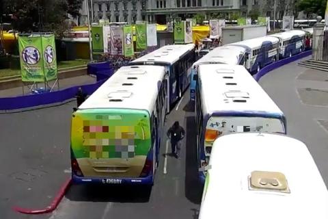 Cierre vial en Centro Hist&oacute;rico por caravanas de buses (Video)