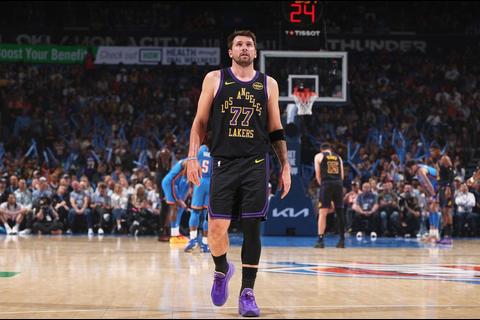 Luka Doncic viaja a Europa y preocupa a los Lakers rumbo a los playoffs
