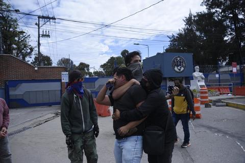 Estudiantes detienen a uno de los presuntos responsables de toma de la USAC