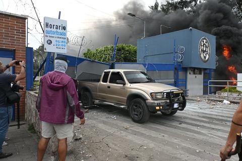 Estudiantes ingresan a la USAC tras derribar port&oacute;n con un picop (video)