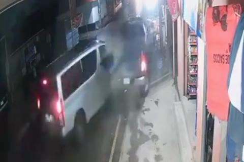 Graban a microb&uacute;s cuando impacta contra un veh&iacute;culo (video)