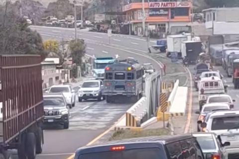 &iexcl;Imprudencia! Bus circula en contra de la v&iacute;a en la ruta Interamericana (video)