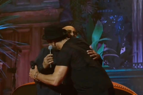 Ricardo Arjona se encuentra con Oscar D'Le&oacute;n en pleno escenario