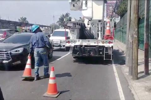 Cierre parcial: Cable de alta tensi&oacute;n cae y provoca tr&aacute;nsito en la Aguilar Batres