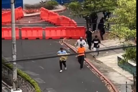 Difunden im&aacute;genes de encapuchados que salieron de la Usac (video)