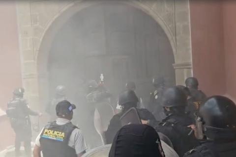 &iexcl;Abren puerta a la fuerza! Disturbios tras reelecci&oacute;n de Mazariegos en USAC