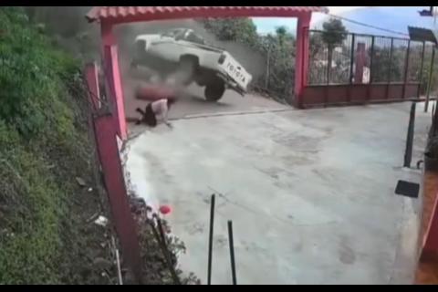 &iexcl;Se salvan de milagro! Picop vuelca con varios pasajeros a bordo (video)