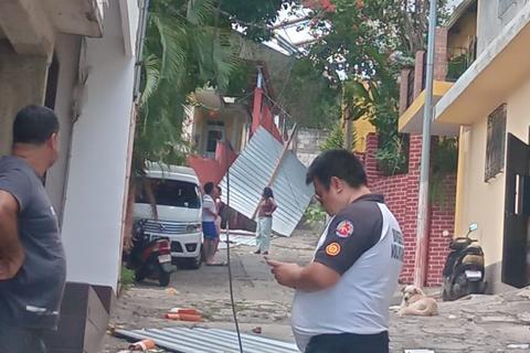 Fuertes vientos se llevan las l&aacute;minas de seis casas en Santa Rosa (Video)