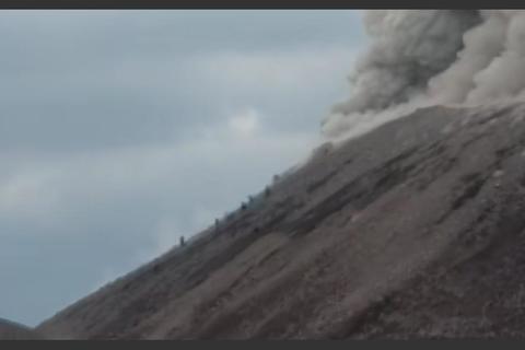 Medios internacionales reaccionan a imprudencia de turistas en el volc&aacute;n Santiaguito