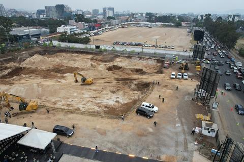 Colocan la primera piedra en construcci&oacute;n de mega foro 'Distrito Futeca'
