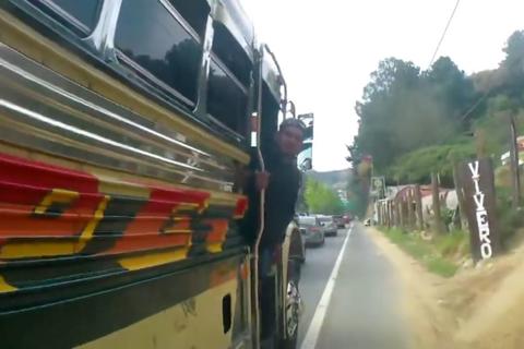 &iexcl;Video! Captan imprudencia de bus extraurbano en ruta Interamericana