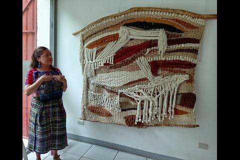 La artista de Comalapa triunfa con tejidos en la Bienal de S&iacute;dney