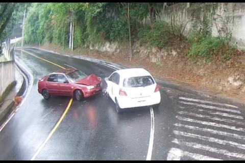 Autos impactan de frente en carretera de Santa Catarina Pinula (video)