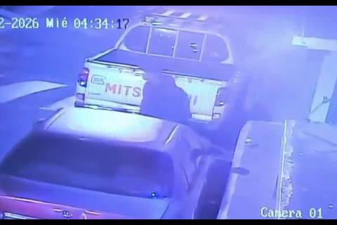 &iexcl;En segundos! Captan robo de bater&iacute;a de un auto en Santa Catarina Pinula (video)