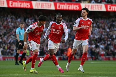 Arsenal se aferra al liderato de Premier tras vencer a Newcastle