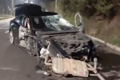 Autos quedan destruidos tras choque en carretera a El Salvador