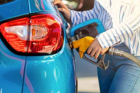 Reportan bajas en los precios de los combustibles en la capital